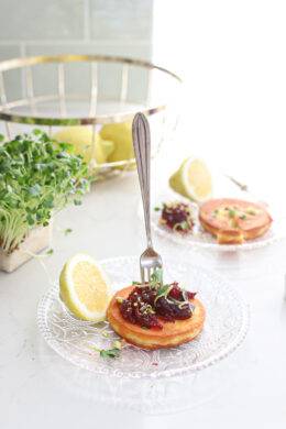 Gebakken kaas met cranberry compote & pistache