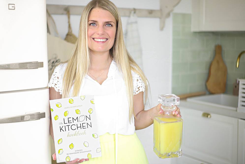 Jadis Schreuder met The Lemon Kitchen kookboek