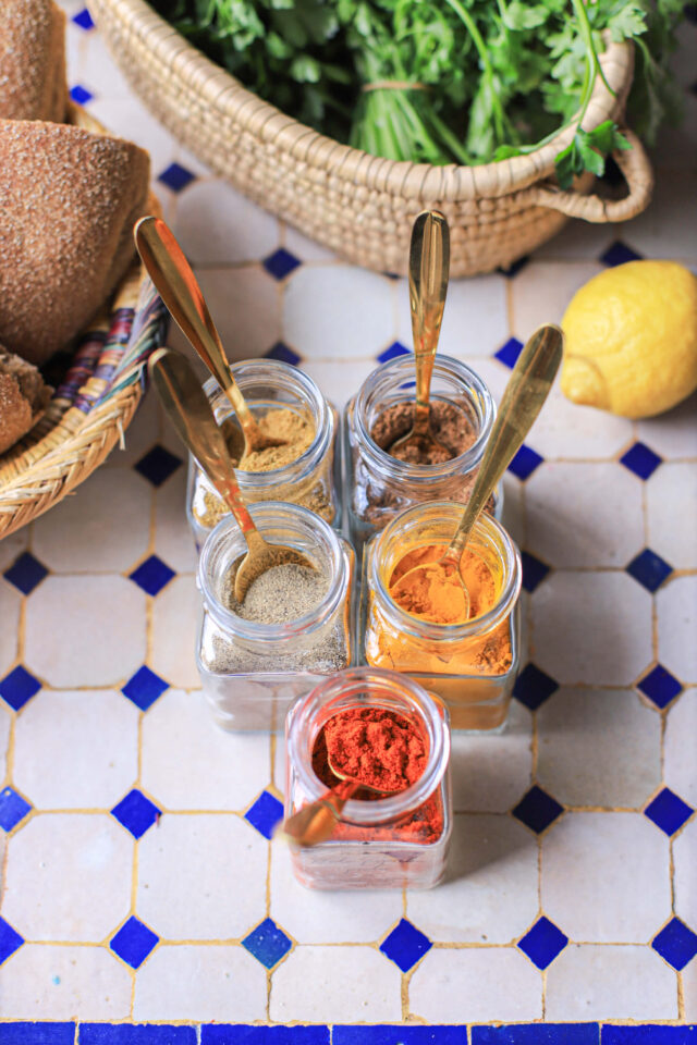 tagine kruiden zoals Ras el Hanout, kurkuma, paprika poeder