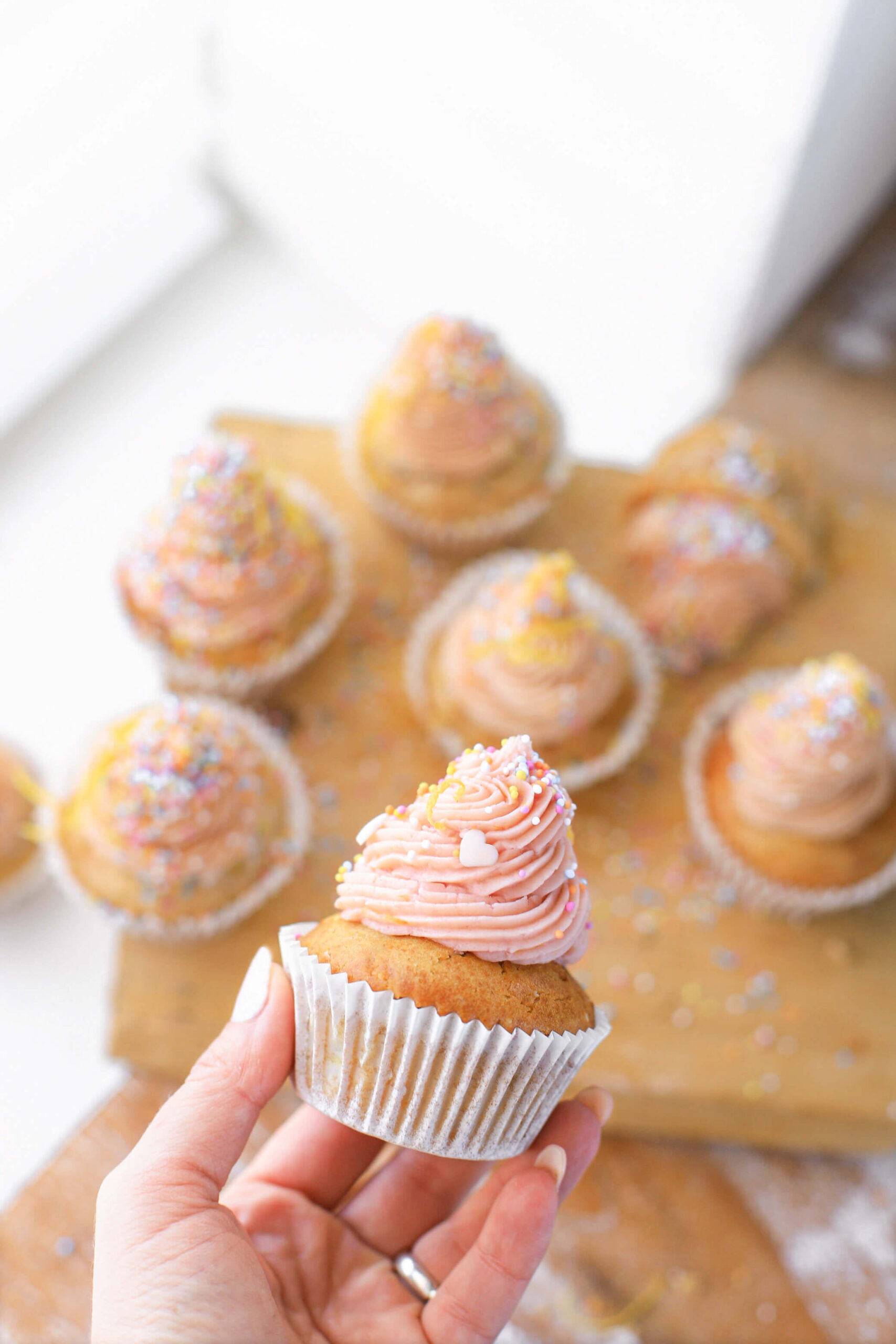 nerveus worden Egoïsme Motivatie Roze cupcakes met confetti & citroen VEGAN 'The Lemon Kitchen