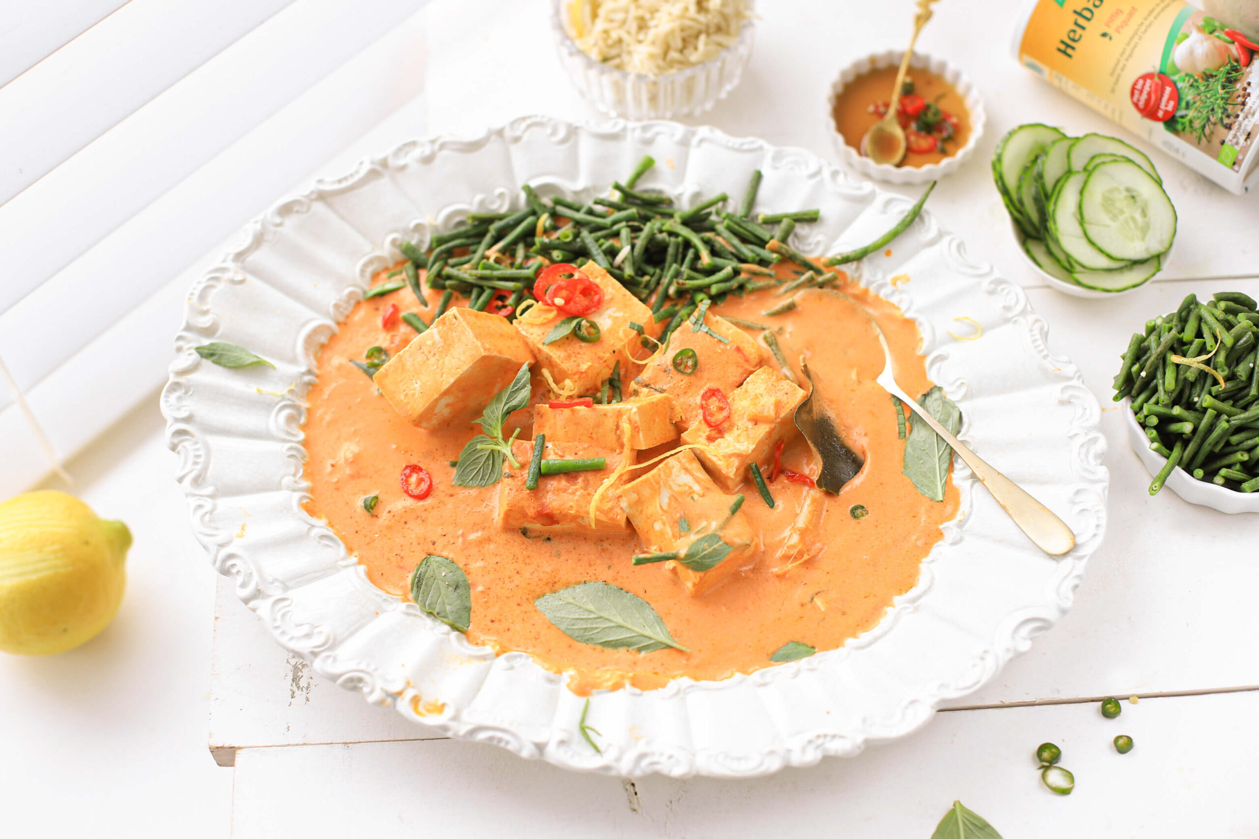 Thaise rode curry lekker pittig met kousenband en komkommersalade