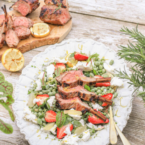 lamsrack salade met burrata, aardbei, citroen en tuinerwten