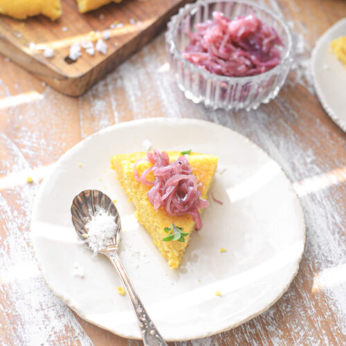 gebakken polenta met rode ui, parmezaan citroen oregano