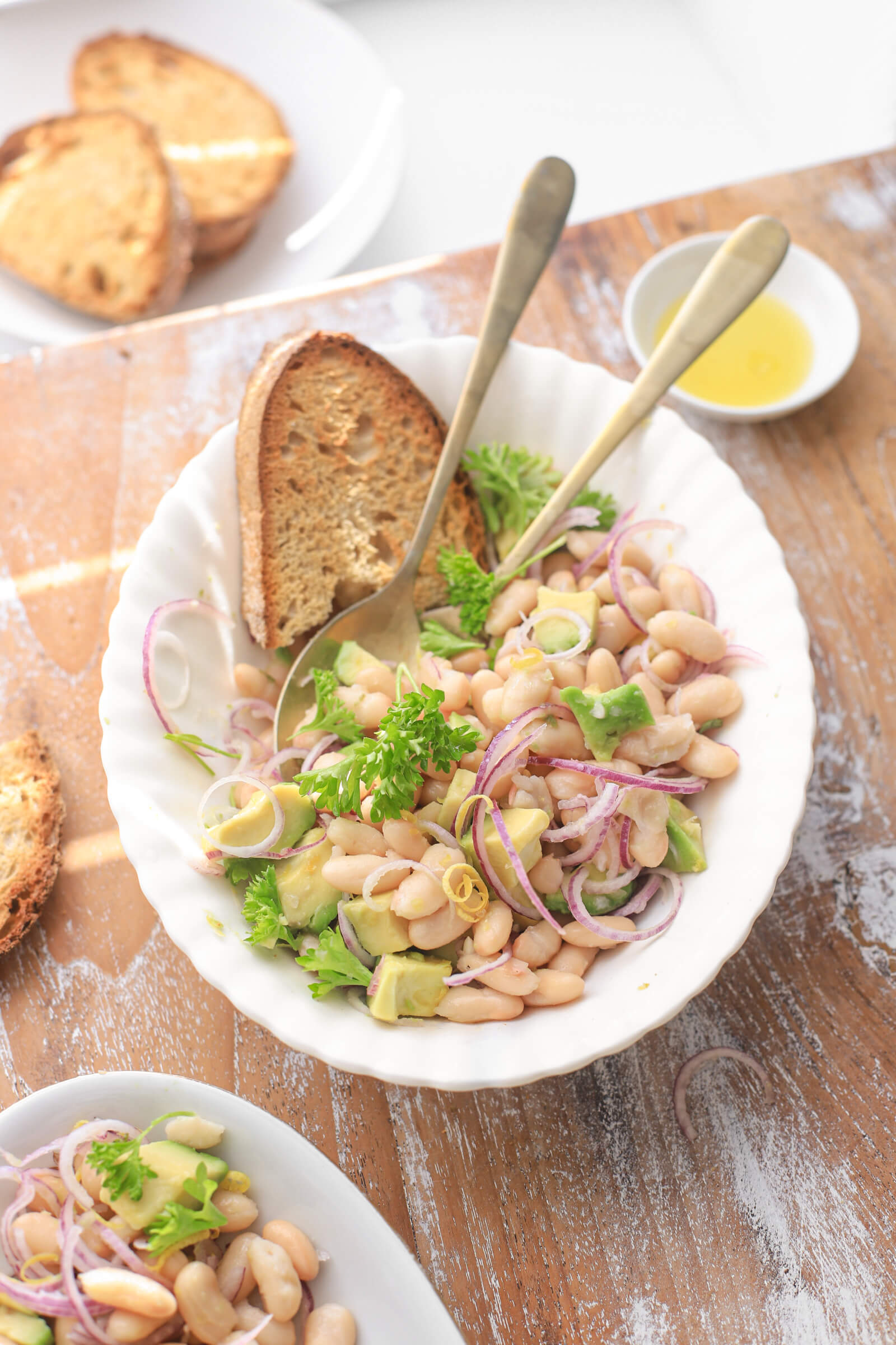 cannellini bonen salade met avocado rode ui_