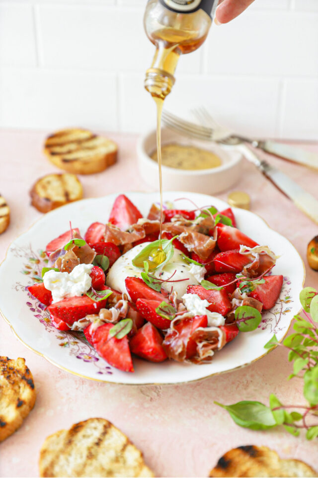 aardbei burrata salade met portstroop en Italiaanse ham
