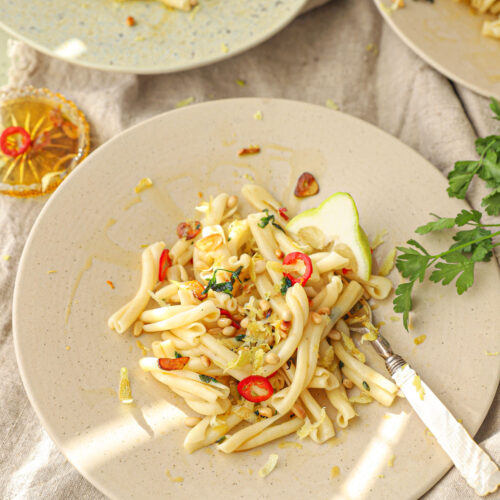 citroen pasta met chili peper olie, knoflook en pijnboompitten