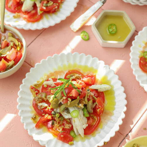 vis met citroen, salsa en tomaten salade