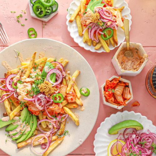 kimchi loaded fries met avocado en pickles