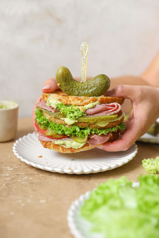 pastrami sandwich met avocado en augurk