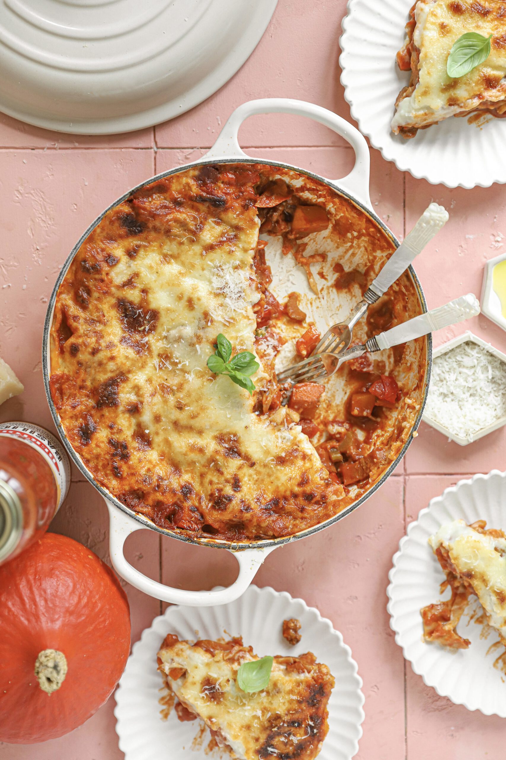 pompoen lasagne met bechamelsaus en basilicum