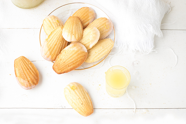 Madeleines met limoncello icing 'The Lemon Kitchen